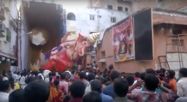 Estátua do deus hindu Ganesha cai sobre a multidão